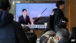 Imágenes del lanzamiento de un misil por parte de Corea del Norte difundida en un noticiero, el domingo 28 de enero de 2024, en Corea del Sur, que dijo que Corea del Norte disparó varios misiles de crucero que sobrevolaron aguas cercanas en la costa este del país.