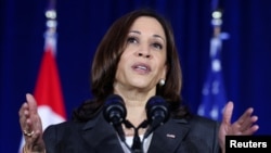 Wakil Presiden AS Kamala Harris menyampaikan pidato di Gardens by the Bay di Singapura sebelum berangkat ke Vietnam sebagai rangkaian acara kunjungan ke Asia, 24 Agustus 2021. (Foto: REUTERS/Evelyn Hockstei)