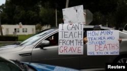 Guru-guru di Florida berunjuk rasa menentang rencana pembukaan kembali sekolah-sekolah, di kantor Pasco County School, di Land O' Lakes, Florida, 21 Juli 2020 (Foto: Reuters)