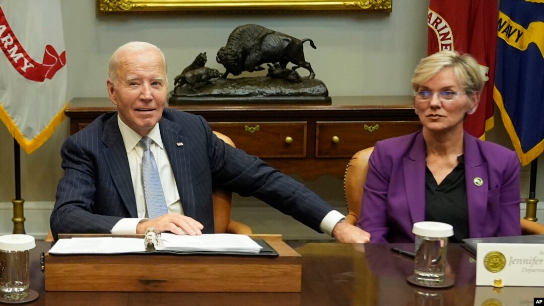El presidente Joe Biden habla sobre la respuesta del gobierno federal a los huracanes Milton y Helene, mientras la secretaria de Energía Jennifer Granholm lo escucha, en la Sala Roosevelt de la Casa Blanca, el viernes 11 de octubre de 2024, en Washington.