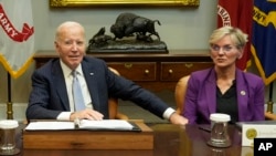 El presidente Joe Biden habla sobre la respuesta del gobierno federal a los huracanes Milton y Helene, mientras la secretaria de Energía Jennifer Granholm lo escucha, en la Sala Roosevelt de la Casa Blanca, el viernes 11 de octubre de 2024, en Washington.