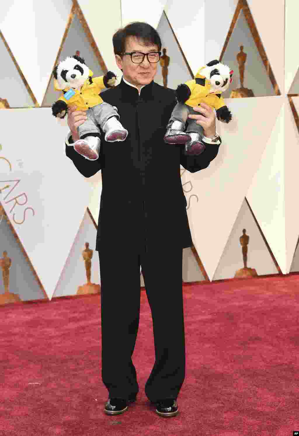 Jackie Chan llega a los Oscar en el Teatro Dolby de Los Ángeles.