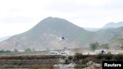Un helicóptero que transportaba al presidente de Irán, Ebrahim Raisi, despega cerca de la frontera entre Irán y Azerbaiyán, el 19 de mayo de 2024. El helicóptero con Raisi a bordo se estrelló más tarde. Ali Hamed Haghdoust/IRNA/WANA (Agencia de Noticias de Asia Occidental) 