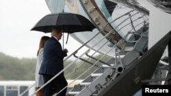 El presidente de los Estados Unidos, Donald Trump, y la primera dama, Melania Trump, parten del aeropuerto Prestwick de Glasgow en Prestwick, Gran Bretaña, el 15 de julio de 2018.