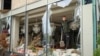 شیشه‌های شکسته یک مغازه پس از حمله موشکی روسیه به خارکیف