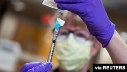 2020年12月14日威斯康星州麦迪逊市一名护士准备注射新冠状病毒病疫苗。