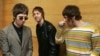 Noel Gallagher (kiri) Andy Bell (tengah) dan Liam Gallagher, anggota band rock Inggris " Oasis" saat berfoto di Hong Kong, 25 Februari 2006. (Foto: Mike Clarke/AFP)