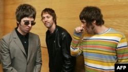 Noel Gallagher (kiri) Andy Bell (tengah) dan Liam Gallagher, anggota band rock Inggris " Oasis" saat berfoto di Hong Kong, 25 Februari 2006. (Foto: Mike Clarke/AFP)