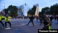 La policía intentó mantener separados a extremistas de derechas y activistas contra el racismo que el sábado chocaron en las calles de Londres.