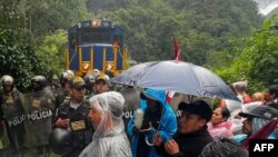 Operadores de turismo y residentes protestaron este jueves 25 de enero de 2024 contra la venta en línea de las entradas a la emblemáticociudad de Machu Picchu, los manifestantes obstaculizaron el paso del tren turístico a la ciudad inca. 