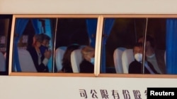 美国气候特使约翰·克里一行乘坐面包车抵达上海的下榻酒店。（2021年4月14日）