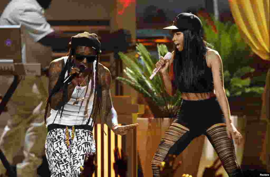 Los artistas Lil Wayne, izquierda y Nicki Minaj presentan su espect&aacute;culo durante la noche de los Billboard 2013 en Las Vegas. 