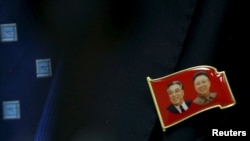 국제회의에 참석한 북한 외교관이 옷에 김일성-김정일 부자 핀을 달고 있다. (자료사진)
