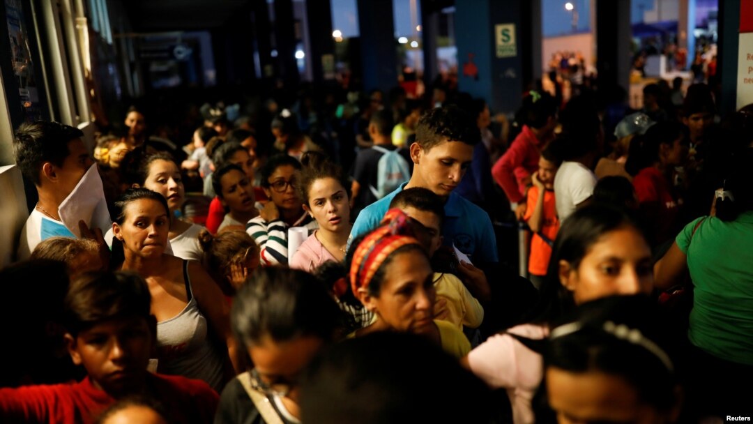 Para migran Venezuela antre di pusat layanan perbatasan Ekuador dan Peru untuk memproses dokumen sebelum melanjutkan perjalanan, di pinggiran Tumbes, Peru, 14 Juni 2019.