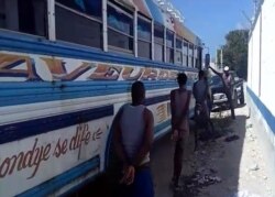 Male prisoners board a bus that will transfer them to a jail in St Marc after the attempted jailbreak. (VOA/Exalus Mergenat)