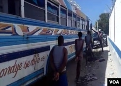 FILE - Male prisoners in Gonaives board a bus that will transfer them to a jail in St Marc after an attempted jailbreak. (Photo: Exalus Mergenat / VOA)