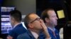 Les traders surveillent les prix des actions à la Bourse de New York, le jeudi 2 janvier 2020. (AP Photo/Mark Lennihan)