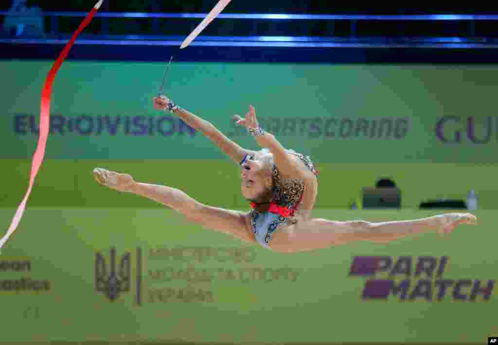 آلونا هیلیل ورزشکار استرالیایی در سی و ششمین دوره مسابقات ژیمناستیک ریتمیک که در شهر کی‌یف در اوکراین در حال برگزاری است. این ورزش، ترکیبی از ژیمناستیک، رقص و رقص‌های باله است.