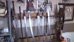 علاقه مرد نیویورکی به ساخت شمشیر