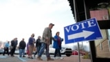 Los votantes ingresan al puesto 778 de American Legion para emitir su voto en Butler Township, Pensilvania, el día de las elecciones, el martes 5 de noviembre de 2024. (Foto AP/Robert F. Bukaty)