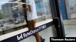 Un hombre camina frente al logo de ByteDance, en la sede de la firma china propietaria de la aplicación de videos cortos TikTok, en Beijing, el 31 de julio de 2020. 