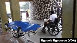 Arrivée d'un malade plâtré aux urgences du CHU où tous les brancards sont retournés, à Brazzaville, le 3 août 2017. (VOA/Ngouela Ngoussou)