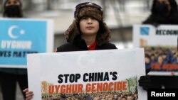 Umer Jan, yang berusia 12 tahun, mengikuti demo di depan Kedutaan Kanada di Washington DC, untuk mendesak Kanada dan negara-negara lainnya untuk menyatakan perlakuan China terhadap etnis Uighur dan kelompok minoritas Muslim lainnya sebagai genosida, 19 Februari 2021.