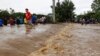 En la foto de archivo un grupo de personas esperan ser rescatados de un área inundada cerca de Lima, Honduras, 5 de noviembre de 2020.