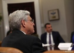 El Fiscal General, Merrick Garland, participa en una reunión con el presidente Joe Biden, funcionarios encargados de hacer cumplir la ley y líderes comunitarios para discutir estrategias de reducción de la violencia armada en las calles del país.