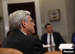 El Fiscal General, Merrick Garland, participa en una reunión con el presidente Joe Biden, funcionarios encargados de hacer cumplir la ley y líderes comunitarios para discutir estrategias de reducción de la violencia armada en las calles del país.