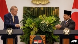 Presiden Turki Recep Tayyip Erdogan (kiri) dan Presiden Indonesia Prabowo Subianto menghadiri konferensi pers setelah pertemuan bilateral dan penandatanganan perjanjian kerja sama di istana presiden di Bogor, Jawa Barat, 12 Februari 2025. (Yasuyoshi CHIBA/AFP)