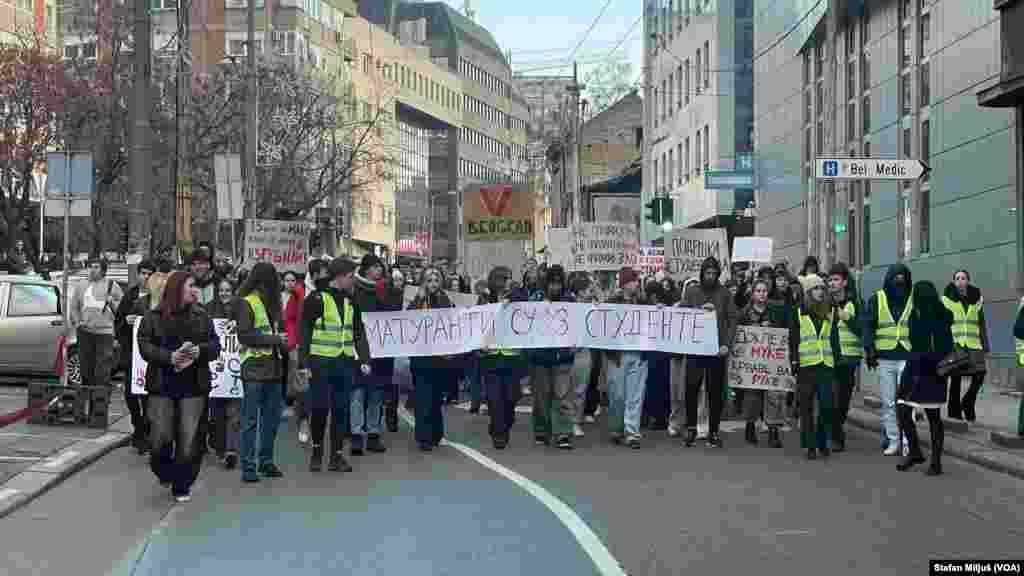 Na beogradskom Trgu Slavija u nedelju 22. decembra održan je veliki antivladin protest studenata i građana koji traže odgovornost za pad nadstrešnice železničke stanice u Novom Sadu 1. novembra i pogibije petnaestoro ljudi (Foto: VOA/Stefan Miljuš)