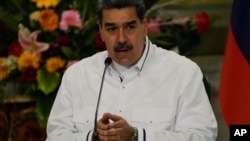 El presidente venezolano, Nicolás Maduro, habla durante una visita de su homólogo colombiano, Gustavo Petro, en el Palacio Presidencial de Miraflores en Caracas, Venezuela, el sábado 18 de noviembre de 2023. (Foto AP/Ariana Cubillos)