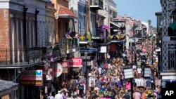 A avenida Bourdon Street durante o Carnaval de 2023