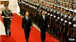 PM Jepang, Yoshihiko Noda, tengah, didampingi PM Tiongkok, Wen Jiabao pada upacara penyambutan di Beijing. (25/12).