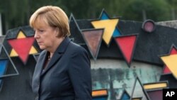 Kanselir Jerman Angela Merkel saat mengunjungi kamp Nazi di Dachau dekat Munich (foto: dok).