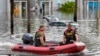 Petugas penyelamat menggunakan perahu untuk bergerak di genangan banjir di sebuah kompleks apartemen setelah Badai Milton di kota Clearwater, Florida, Kamis 10 Oktober 2024.