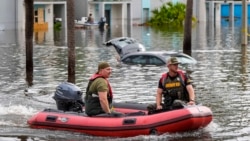 Petugas penyelamat menggunakan perahu untuk bergerak di genangan banjir di sebuah kompleks apartemen setelah Badai Milton di kota Clearwater, Florida, Kamis 10 Oktober 2024.