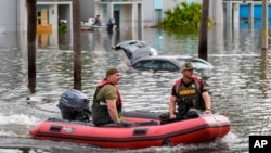 Petugas penyelamat menggunakan perahu untuk bergerak di genangan banjir di sebuah kompleks apartemen setelah Badai Milton di kota Clearwater, Florida, Kamis 10 Oktober 2024.