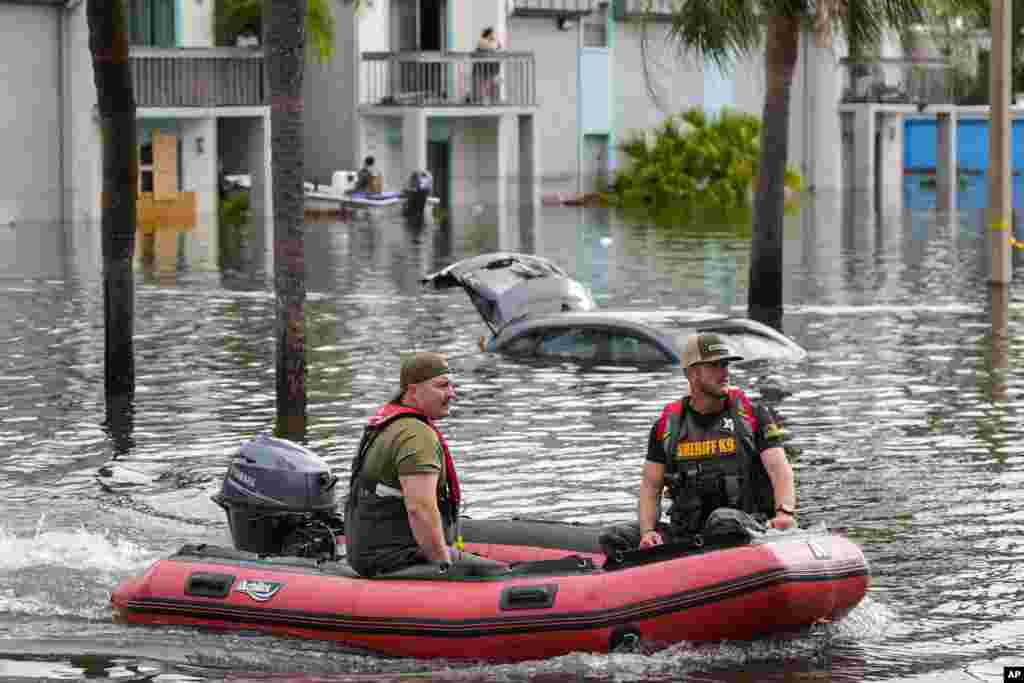 Petugas penyelamat menggunakan perahu untuk melintasi genangan banjir di sebuah kompleks apartemen setelah Badai Milton di kota Clearwater, Florida, Kamis 10 Oktober 2024. (AP)&nbsp;