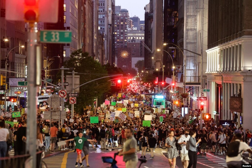 Miles de personas se dieron cita en las calles de Nueva York, el 24 de junio de 2022, para protestar la decisión  del Supremo.