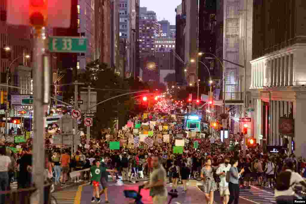 Miles de personas se dieron cita en las calles de Nueva York, el 24 de junio de 2022, para protestar la decisión&nbsp; del Supremo.