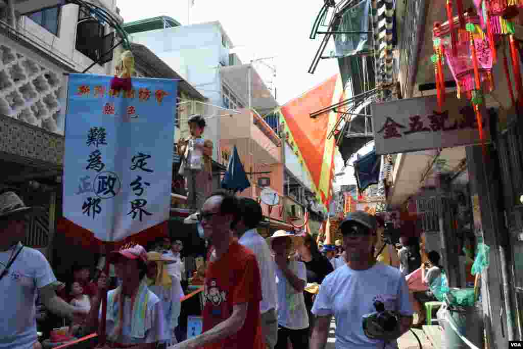 飄色巡遊穿梭長洲的大街小巷，歷時約兩小時。（美國之音湯惠芸攝）