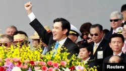 Presiden Taiwan Ma Ying-jeou mengangkat tangannya dalam pidato perayaan Hari Nasional 10 Oktober di Taipei. 