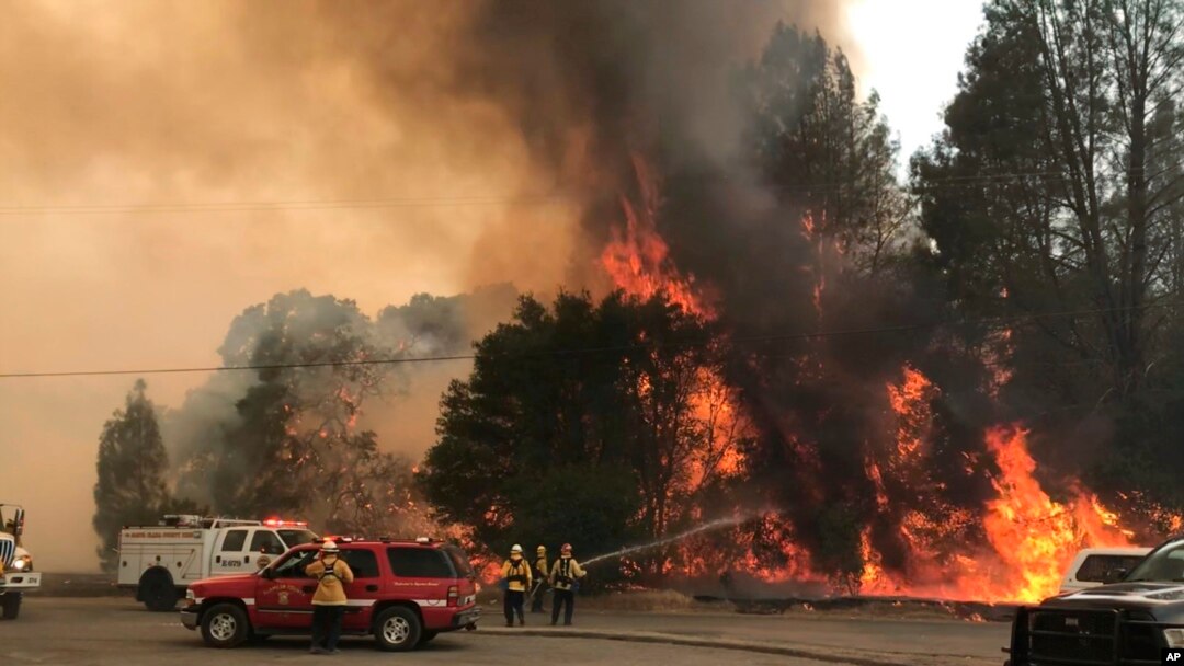 Bomberos batallan contra un incendio forestal en un área al noreste de Clearlake Oaks, California, el 24 de junio de 2018.