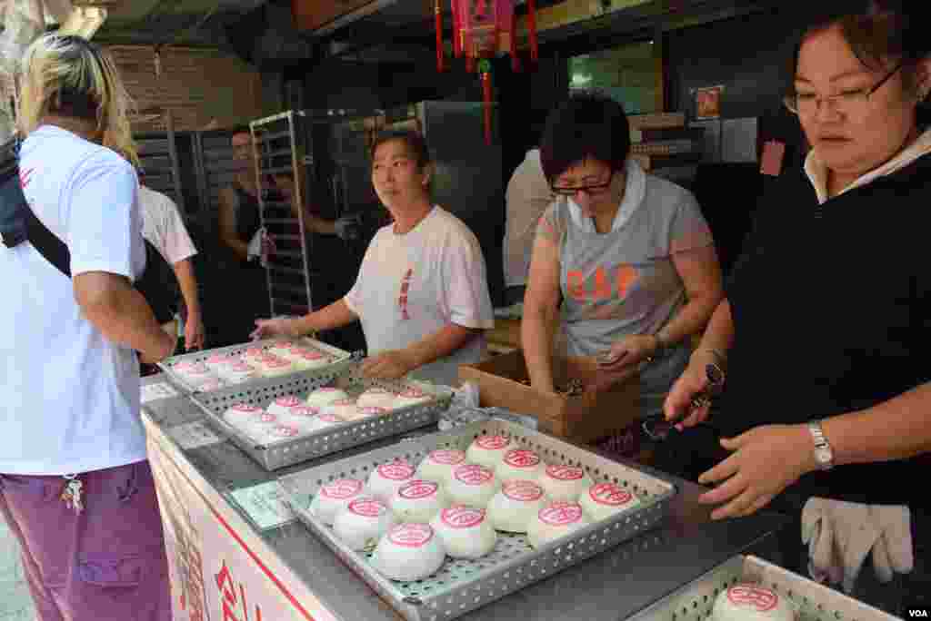 多家長洲餅店在太平清醮期間售賣平安包。（美國之音湯惠芸攝）