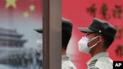 Tentara Pembebasan Rakyat China (PLA) mengenakan masker wajah untuk melindungi dari penularan virus corona (Covid-19) di Aula Agung Rakyat di Beijing, 25 Mei 2020. (Foto: AP)