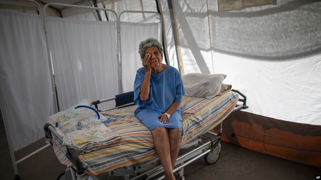 Nancy Rodríguez, paciente de COVID-19 de 76 años, explica su batalla con el virus bajo una carpa para pacientes que serán dados de alta del Hospital Pérez de León II, hospital público donde opera Médicos Sin Fronteras, el 22 de septiembre de 2020.
