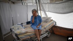 Nancy Rodríguez, paciente de COVID-19 de 76 años, explica su batalla con el virus bajo una carpa para pacientes que serán dados de alta del Hospital Pérez de León II, hospital público donde opera Médicos Sin Fronteras, el 22 de septiembre de 2020.
