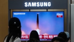 2026년 8월 20일 서울역에 설치된 TV 화면에 북한의 미사일 발사 소식이 전해지고 있다.